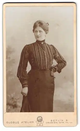 Fotografie Globus Atelier, Berlin S., Oranien-Str. 52 /53, Bürgerliche Dame in längsgestreifter Bluse mit Ansteckbrosche