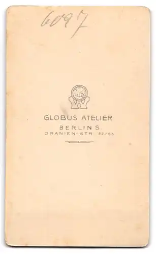 Fotografie Globus Atelier, Berlin S., Oranien-Str. 52 /53, Bürgerliche Dame in längsgestreifter Bluse mit Ansteckbrosche