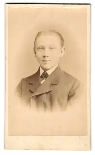 Fotografie Wilhelm Grundner, Berlin W., Friedrichstr. 178, Jugendlicher Knabe mit pomadisiertem Haar und Fliege