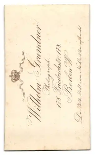 Fotografie Wilhelm Grundner, Berlin W., Friedrichstr. 178, Jugendlicher Knabe mit pomadisiertem Haar und Fliege