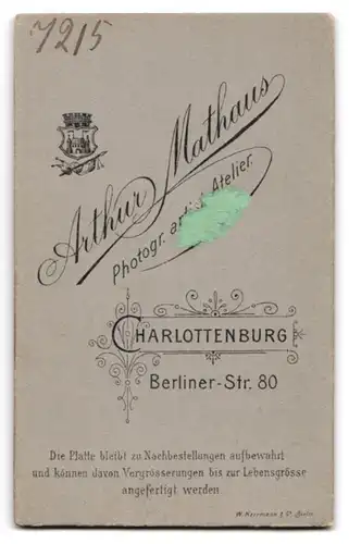 Fotografie Arthur Mathaus, Charlottenburg, Berliner-Str. 80, Junge Dame im Kleid mit Schulterumhang und Schleife