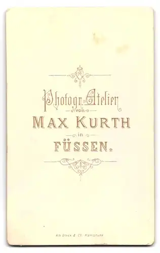 Fotografie Max Kurth, Füssen, Junge Dame mit lockigem Haar im eleganten Kleid mit Portraitbrosche am Kragen