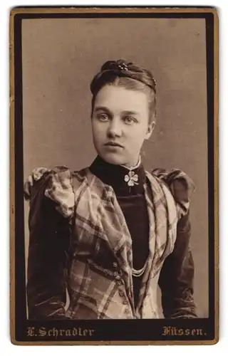 Fotografie L. Schradler, Füssen, Junge Dame im karierten Kleid mit Brosche in Form eines vierblättrigen Kleeblattes