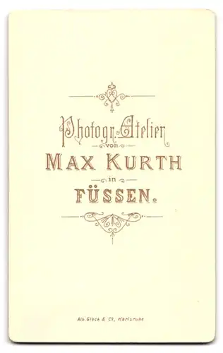 Fotografie Max Kurth, Füssen, Junges Mädchen im Kleid mit stilisiertem Revers und einer Floralbrosche am Kragen