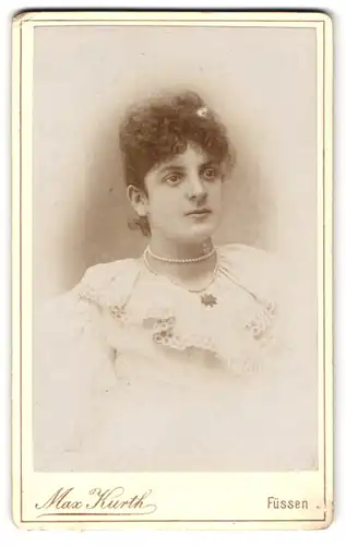 Fotografie Max Kurth, Füssen, Junge Dame mit lockigem Haar im schönen Kleid und mit doppelter Perlenkette