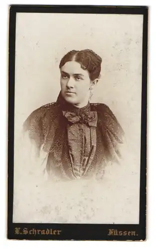 Fotografie L. Schradler, Füssen, Bürgerliche Dame mit striktem Mittelscheitel und gepunkteter Bluse mit Schleife