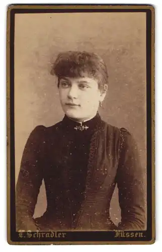 Fotografie L. Schradler, Füssen, Junge Dame im adretten dunklen Kleid mit einer Brosche am kurzen Stehkragen