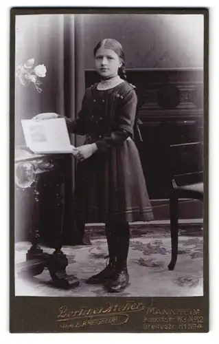 Fotografie Berliner Atelier, Mannheim, Kunststr. 12, Junges Mädchen mit geflochtenen Zöpfen in Sonntagsgarderobe