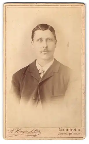 Fotografie A. Hennenlotter, Mannheim, Bürgerlicher Herr mit pomadisiertem Haar und dezentem Schnurrbart