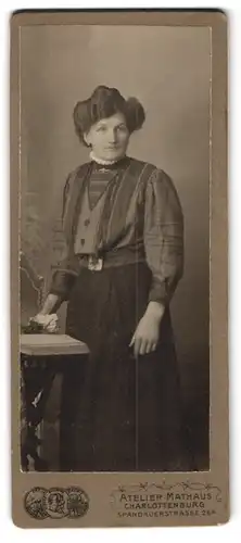 Fotografie Atelier Mathaus, Charlottenburg, Spandauerstrasse 26, Bürgerliche Dame mit Rüschenkragen und einem Buch