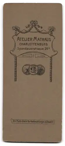 Fotografie Atelier Mathaus, Charlottenburg, Spandauerstrasse 26, Bürgerliche Dame mit Rüschenkragen und einem Buch