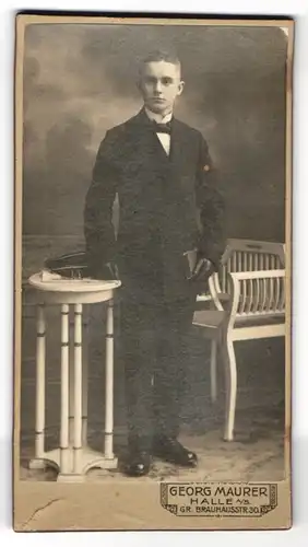 Fotografie Georg Maurer, Halle a. S., Gr. Brauhausstr. 30, Junger Mann im Anzug mit Lederhandschuhen und einer Fliege