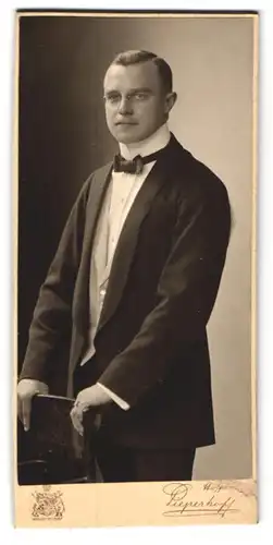 Fotografie Pieperhoff, Leipzig, Zeitzenstr. 2, Junger Mann mit Fliege, einer Brille und striktem Seitenscheitel