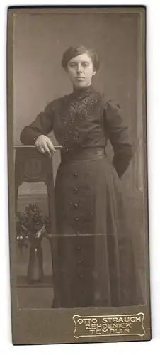 Fotografie Otto Strauch, Zehdenick, Am Markt 1, Junge Dame im eleganten, taillierten Kleid mit Zierkragen