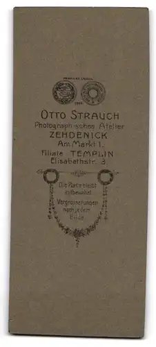 Fotografie Otto Strauch, Zehdenick, Am Markt 1, Junge Dame im eleganten, taillierten Kleid mit Zierkragen