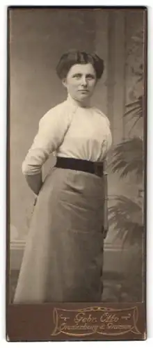 Fotografie Gebr. Otto, Oranienburg, Bürgerliche Dame mit weisser Bluse, schwarzem Gürtel und langem grauen Rock