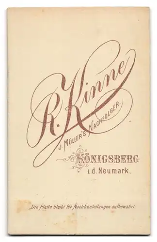 Fotografie R. Kinne, Königsberg i. d. Neumark, Kleines Mädchen im schicken Kleid mit Hüftschleife