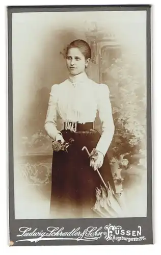Fotografie Ludwig Schradler & Sohn, Füssen, Augsburgerstr. 276, Junge Dame in eleganter Garderobe mit Regenschirm