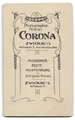 Fotografie Atelier Corona, Zwickau i. S., Wilhelmstr. 7, Junges Mädchen im elegant-karierten Kleid mit einer Blume