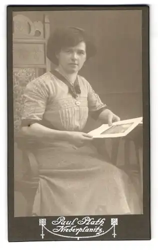 Fotografie Paul Plath, Niederplanitz, Parkstrasse 330, Junge Dame im eleganten Kleid und Medaillon mit Bild in der Hand