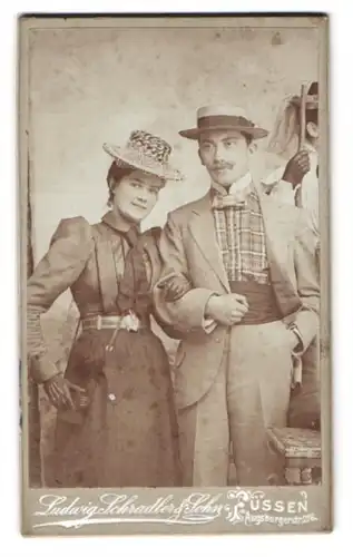 Fotografie Ludwig Schradler & Sohn, Füssen, Augsburgerstr. 276, Junges Ehepaar in sommerlicher Ausgehgarderobe