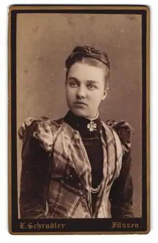 Fotografie L. Schradler, Füssen, Junge Dame mit hochgestecktem Haar und Brosche in Form eines vierblättrigen Kleeblatts