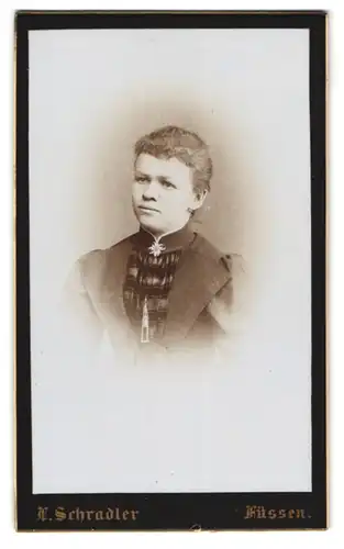 Fotografie L. Schradler, Füssen, Junge Dame mit melancholischem Blick und schicker, blütenförmiger Brosche am Kragen