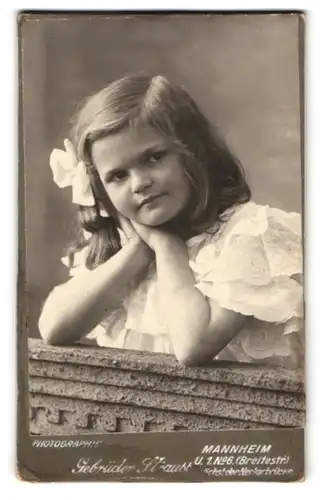 Fotografie Gebrüder Strauss, Mannheim, Breitestr., Junges Mädchen mit schulterlangem Haar und einer Schleife darin