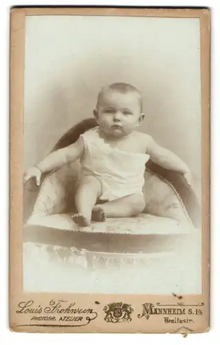 Fotografie Louis Frohwein, Mannheim, Breitestr., Baby im weissen Gewand mit gespanntem Blick