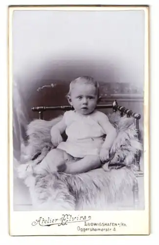 Fotografie Atelier Elvira, Ludwigshafen a. Rh., Oggersheimerstr. 4, Baby im weissen Gewand mit aufmerksamem Blick