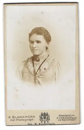 Fotografie A. Blankhorn, Mannheim, Breitestrasse, Bürgerliche Dame im Kleid mit Zierelementen und Brosche am Kragen