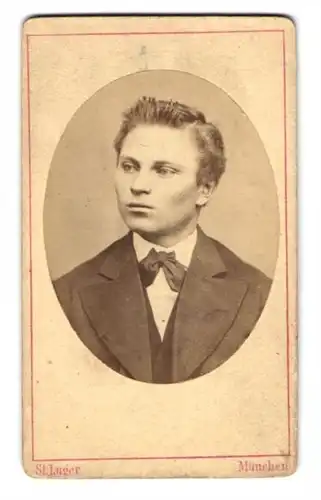 Fotografie St. Luger, München, Schwanthaler-Strasse 4, Knabe mit ernstem Blick in Sonntagsgarderobe