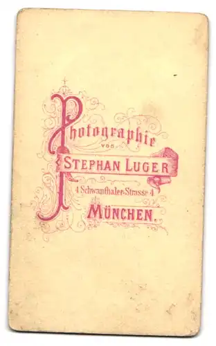 Fotografie St. Luger, München, Schwanthaler-Strasse 4, Knabe mit ernstem Blick in Sonntagsgarderobe