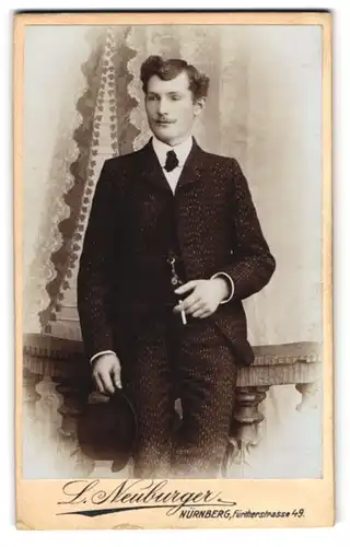 Fotografie L. Neuburger, Nürnberg, Fürtherstrasse 49, Bürgerlicher Mann im gemusterten Anzug mit einer Melone
