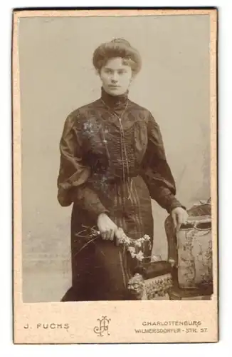 Fotografie J. Fuchs, Charlottenburg, Wilmersdorfer-Str. 57, Junge Dame mit hochgestecktem Haar und Kleid mit Puffärmeln