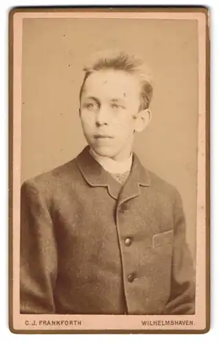 Fotografie C. J. Frankforth, Wilhelmshaven, Junger Mann im Anzug mit Krawatte