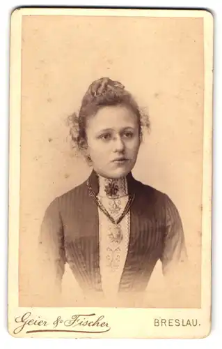 Fotografie Geier & Fischer, Breslau, Schweidnitzerstr. 16-18, Junge Dame im Kleid mit Amulett
