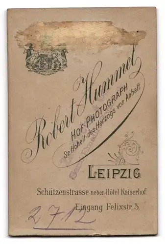 Fotografie Robert Hummel, Leipzig, Schützenstr. Eingang Felixstr. 3, Elegant gekleideter Herr mit Schnauzbart
