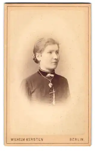 Fotografie Wilhelm Kersten, Berlin, Krausen-Str. 40, Junge Dame mit Flechtfrisur und Amulett