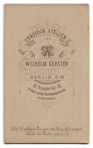Fotografie Wilhelm Kersten, Berlin, Krausen-Str. 40, Junge Dame mit Flechtfrisur und Amulett