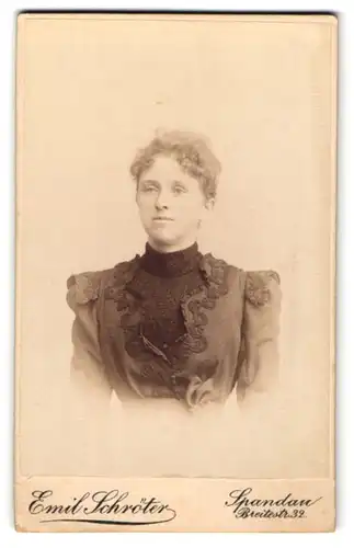Fotografie Emil Schröter, Spandau, Breitestr. 32, Junge Dame mit zurückgebundenem Haar