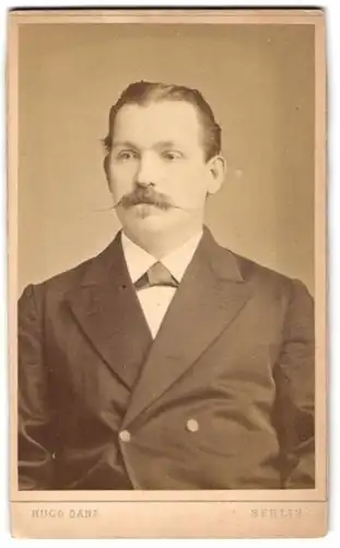 Fotografie Hugo Danz, Berlin, Jerusalemer Str. 28, Elegant gekleideter Herr mit Zwirbelbart
