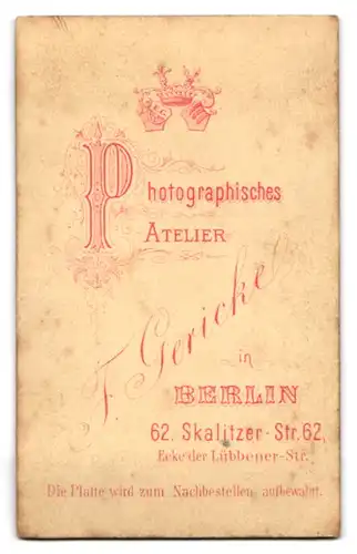 Fotografie F. Gericke, Berlin, Skalitzer-St. 62 Ecke der Lübbener-Str., Junger Herr im Anzug mit Fliege