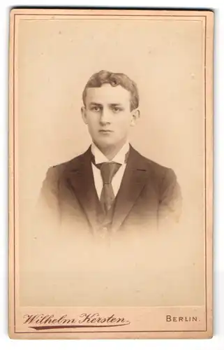 Fotografie W. Kersten, Berlin, Krausen-Str. 35, Junger Herr im Anzug mit Krawatte