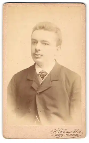 Fotografie H. Schmuckler, Berlin, Königstr. 52, Junger Herr im Anzug mit Krawatte