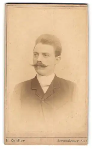 Fotografie H. Zeidler, Berlin, Jerusalemerstr. 6, Eleganter Herr mit Schnauzbart