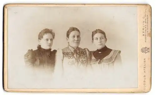 Fotografie Atelier Globus, Berlin, Rosenthaler-Str. 53-54, Bürgerliche Dame mit zwei jungen Frauen