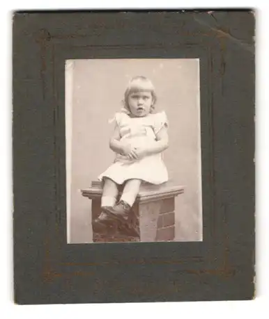 Fotografie H. C. Orstedsvej, Ort unbekannt, Hj. ap Aaboulevard, Kleines Mädchen im weissen Kleid