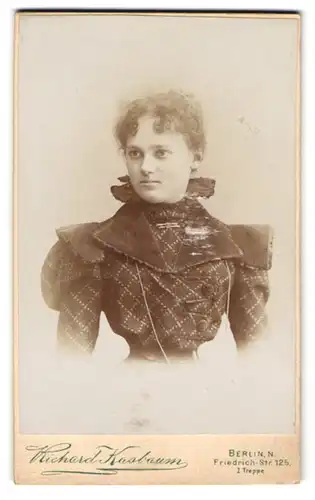 Fotografie Richard Kasbaum, Berlin, Friedrich-Str. 125, Junge Dame im modischen Kleid