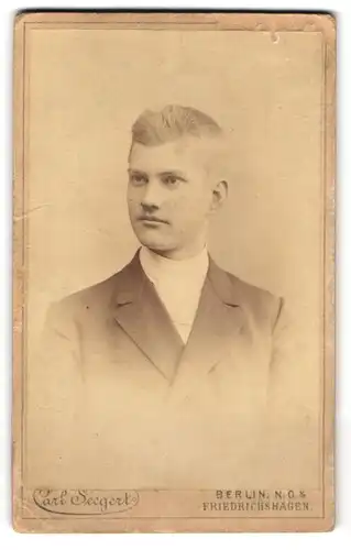 Fotografie Carl Seegert, Berlin, Gr. Frankfurter-Str. 71, Junger Herr im Anzug mit Krawatte